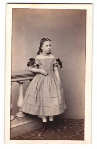 Fotografie H.F. Plate, Hamburg, Jungfernstieg 6, Mädchen in elegantem Kleid mit Schleifen