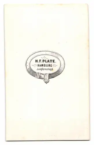 Fotografie H.F. Plate, Hamburg, Jungfernstieg 6, Mädchen in elegantem Kleid mit Schleifen