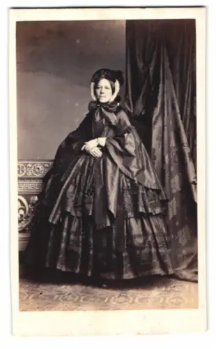 Fotografie F. König, Hamburg, Adolphsplatz 7, elegante Dame in opulentem Gewand