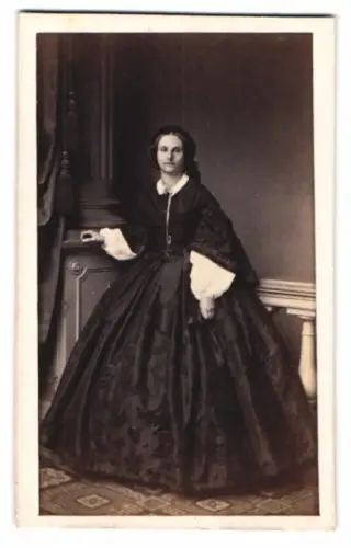 Fotografie H.F. Plate, Hamburg, Jungfernstieg 8, Portrait einer Dame in elegantem Kleid