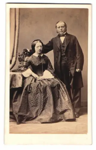 Fotografie A. Kindermann, Hamburg St. Georg, Büchmannstrasse 23, elegantes Paar in adretter Kleidung