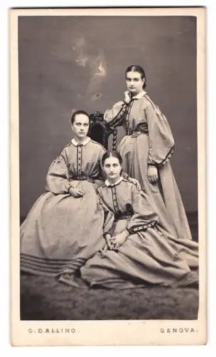 Fotografie G. Gallino, Genova, Piazza Acquaverde 10, Drei Damen in eleganter Pose