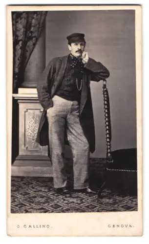 Fotografie G. Gallino, Genova, Piazza Acqua Verde 10, Eleganter Herr mit Mütze, Händler aus Paris