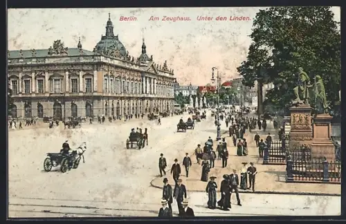 AK Berlin, Zeughaus, Unter den Linden, Strassenansicht mit Denkmal und Passanten