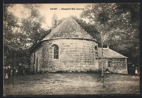 AK Saint, Chapelle Ste-Jeanne entourée d`arbres et visiteurs