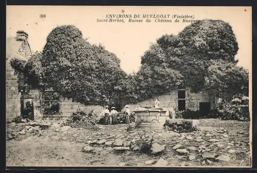 AK Saint-Herbot près Huelgoat, Ruines du Château de Rusquec avec personnages devant un puits