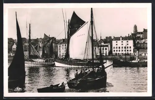 AK Douarnenez, Le Port avec voiliers et bâtiments en arrière-plan