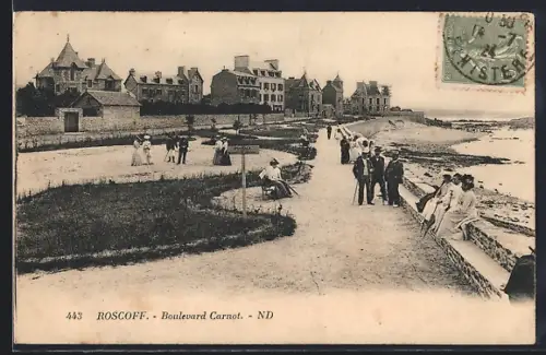 AK Roscoff, Boulevard Carnot avec promeneurs en bord de mer