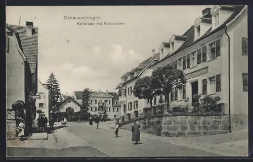 AK Donaueschingen, Karlstrasse mit Hofapotheke und Anwohnern