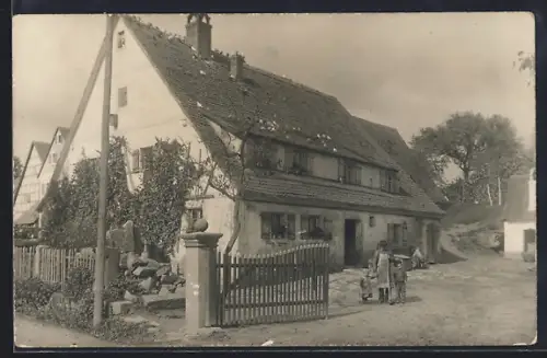 Foto-AK Müncherlbach /Raitersaich, Dorfpartie mit Wohnhaus
