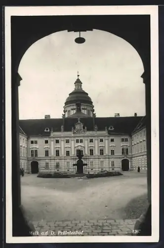 AK Melk a. d. D., Prälatenhof, Ansicht von einem Torbogen aus