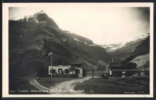 AK Valeriehaus im Nassfeld, Berghütte gegen verschneite Gipfel