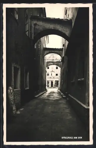 AK Braunau am Inn, Strassenpartie, Gasse mit Torbögen