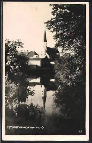 AK Mattighofen /O.-Ö., Ortsansicht mit Turm vom Wasser aus