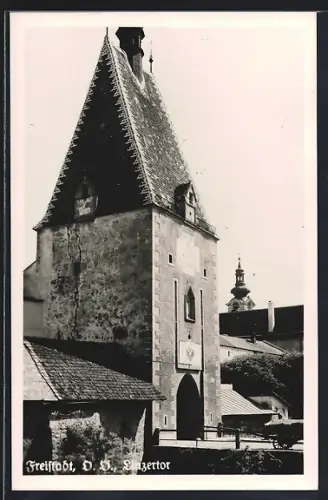 AK Freistadt /O.-Ö., Linzertor mit Strasse, Ortspartie