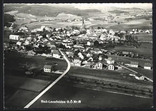 AK Bad Leonfelden, Totalansicht mit Strasse vom Flugzeug aus
