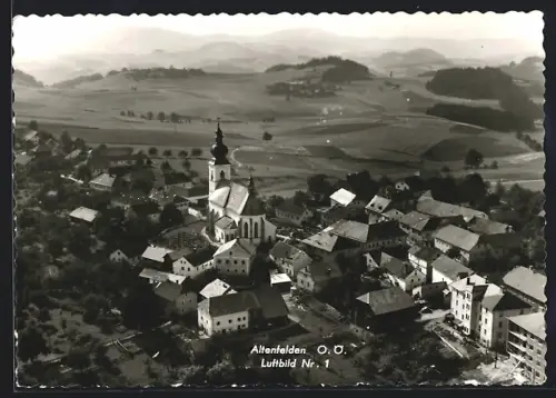AK Altenfelden /O.-Ö., Totalansicht mit Bergpanorama, Fliegeraufnahme