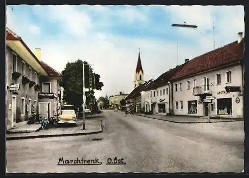 AK Marchtrenk /O.-Ö., Strassenkreuzung mit Apotheke und Kirchturm