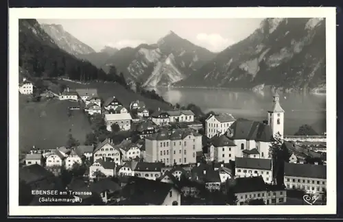 AK Ebensee am Traunsee, Totalansicht mit See und Bergen