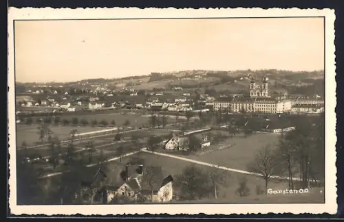 AK Garsten /O.-Ö., Ortsansicht mit Turmgebäude und Strassen aus der Vogelschau