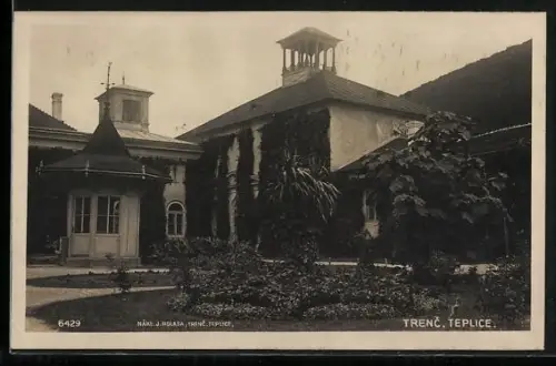 AK Trenc. Teplice, Gebäudeanlage mit Türmen und Pavillon, Hofansicht