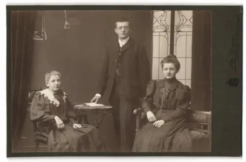 Fotografie Otto Damm, Marburg, Augustinergasse, Lotte Walder und Grete Seehausen mit einem Mann 1906