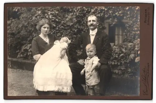 Fotografie Emil Schröter, Potsdam, Schlossstr. 13, Fritz Franke mit seiner Frau und seinen Kindern Erwin und Ilse