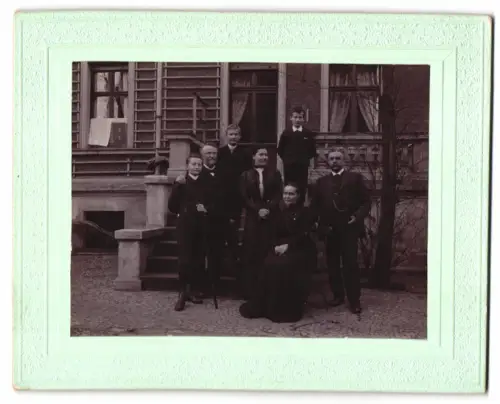Fotografie Fotograf unbekannt, Magdeburg, Dietur Thoma und Familie 1899