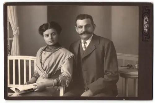 Fotografie Emil Hoppe, Hartmannsdorf /Leipzig, Frieda mit ihrem ersten Verlobten