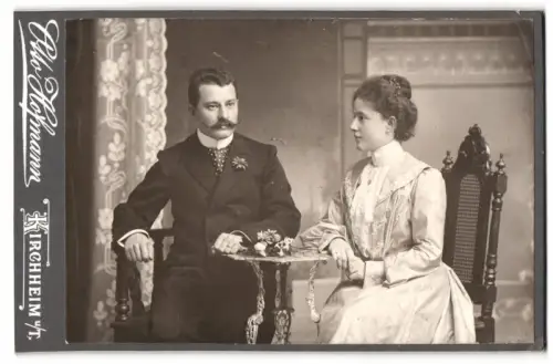 Fotografie Otto Hofmann, Kirchheim, Jos. und Julie Hafsinger an einem Tisch 1903