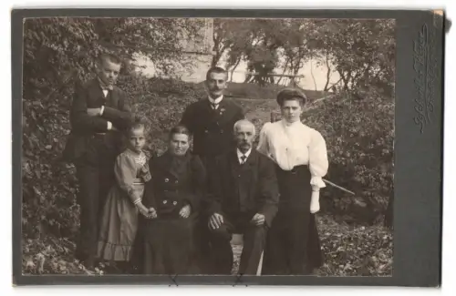 Fotografie Geschwister Weyer, Friedrichshafen, Familie Koller im Garten