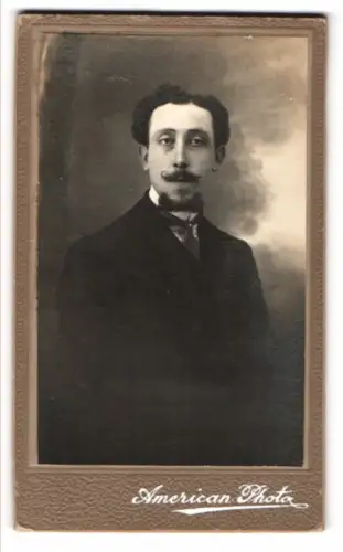 Fotografie unbekannter Fotograf und Ort, Porträt eines eleganten Mannes