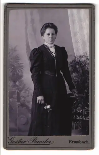 Fotografie Gustav Baader, Krumbach, Friedhofweg, Porträt einer Dame mit Blumen