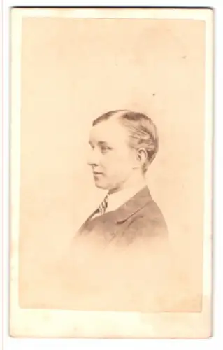 Fotografie Black, Boston, Washington St 169, Profilansicht eines jungen Mannes