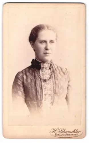 Fotografie H. Schmückler, Berlin, Königstrasse 52, Porträt einer Frau