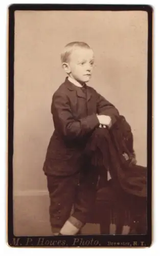 Fotografie M. P. Howes, Brewster /N.Y., Kleiner Junge in Anzug