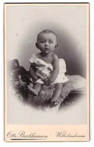 Fotografie Otto Barkhausen, Wilhelmshaven, Bismarckstr. 61, Porträt eines Kleinkinds