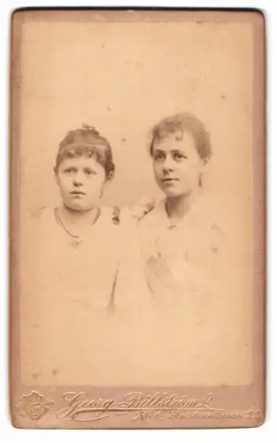 Fotografie Georg Billström, Kiel, Holsteinstrasse 22, Zwei junge Frauen im Porträt