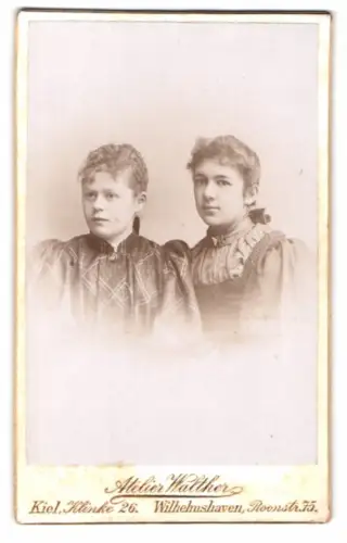 Fotografie Atelier Wällher, Kiel, Klinke 26, Zwei Damen in eleganter Garderobe