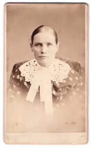 Fotografie Leisenring, Ft. Dodge, Frau mit Spitzenkragen