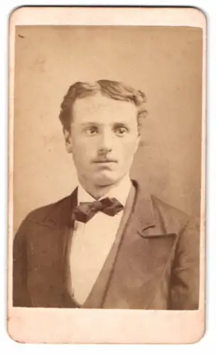Fotografie B. Gray, Bloomington, Porträt eines jungen Mannes