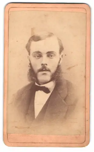 Fotografie Prof. Swick, Bloomington, Washington Street 106, Porträt eines Mannes