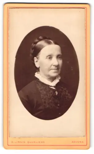 Fotografie E. Linnig Quveliers, Anvers, Rue de la Commune 20, Porträt einer Dame