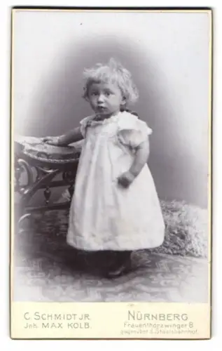 Fotografie C. Schmidt Jr., Nürnberg, Frauentorzwinger 8, Porträt eines Kleinkindes