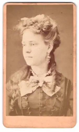 Fotografie W. R. Call, Manchester, 895 Elm Street, Portrait einer jungen Frau