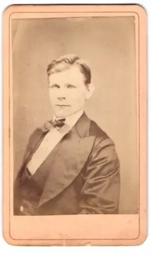 Fotografie Alfred Palmquist, St. Paul, Cor. 7th and Cedar Sts., Eleganter Herr im Anzug