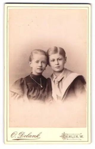 Fotografie O. Delank, Berlin, Friedrichstr. 135, Porträt zweier Kinder
