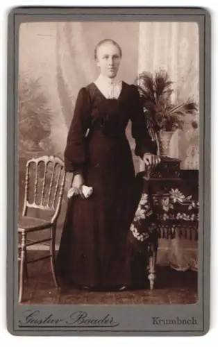 Fotografie Gustav Baader, Krumbach, Frau mit dunklem Kleid