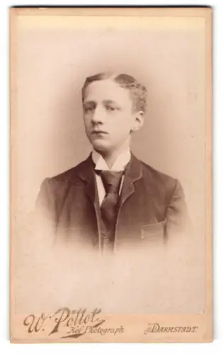 Fotografie W. Polloh, Darmstadt, Hügelstrasse 59, Porträt eines jungen Mannes