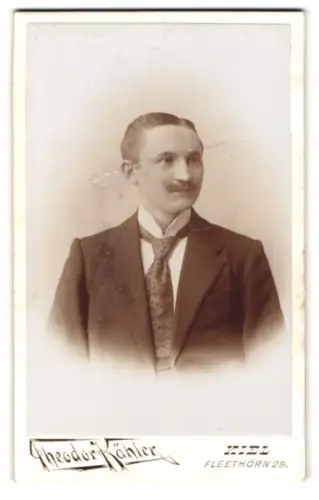Fotografie Theodor Kähler, Kiel, Fleethörn 29, Porträt eines eleganten Herren